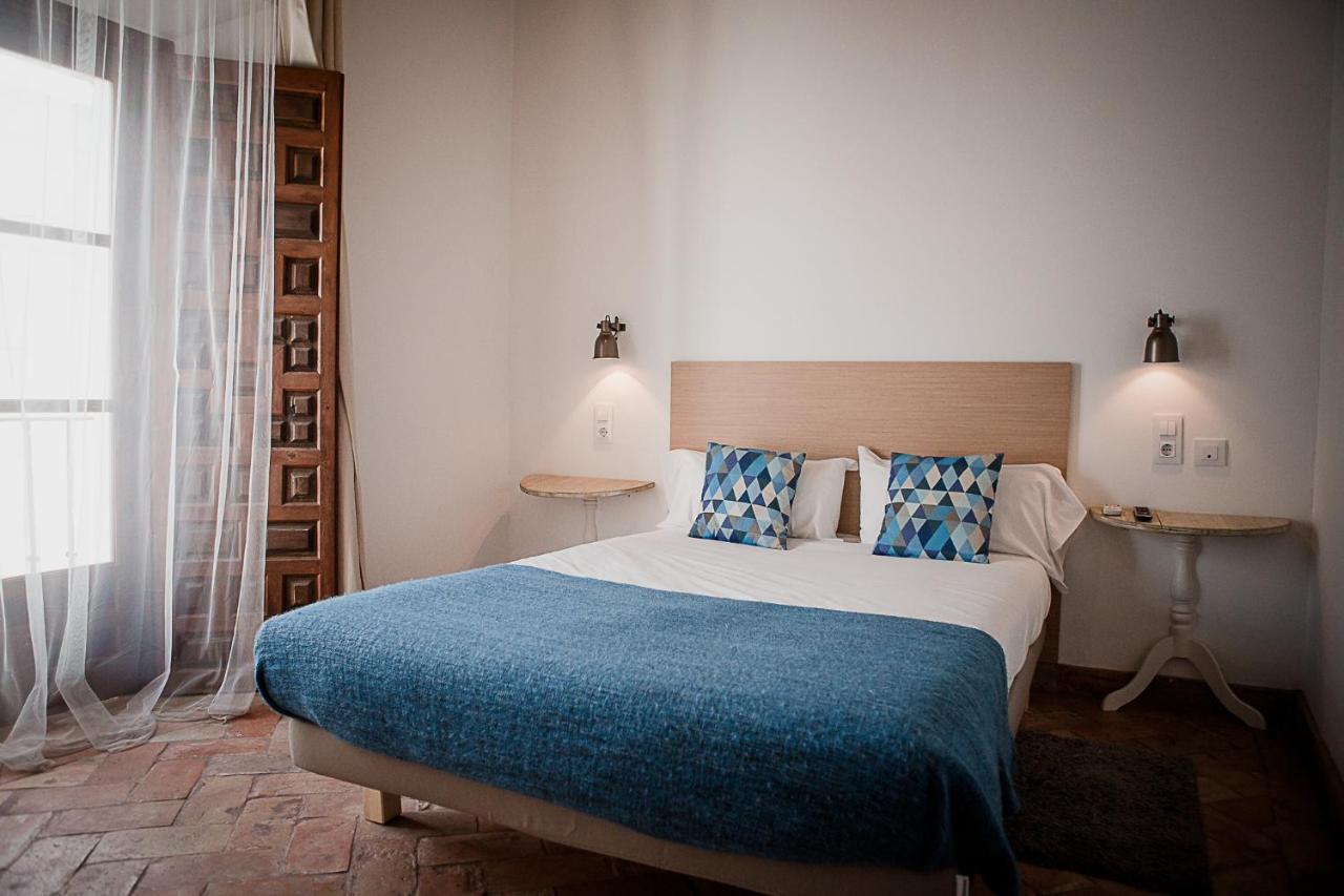 Frenteabastos Suites Cafe Hostal & Apartments Carmona  Exteriör bild